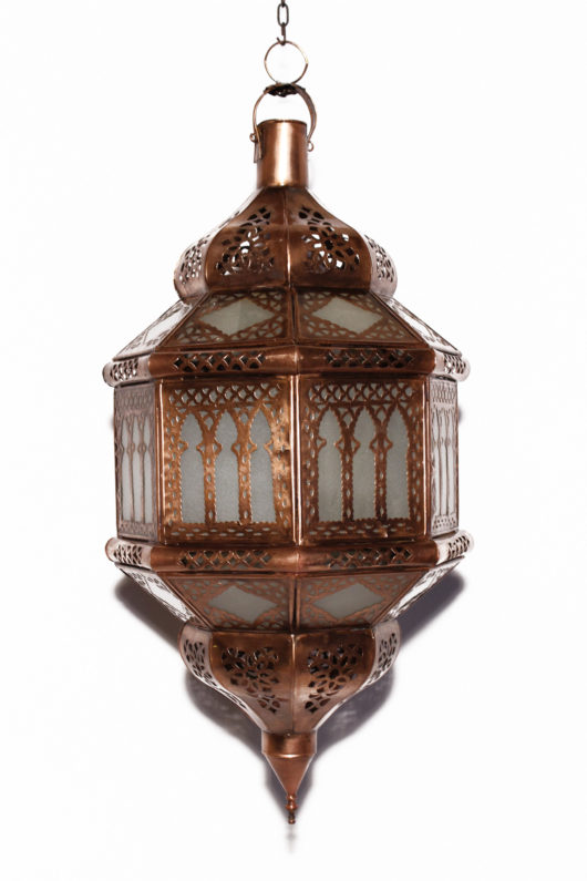 Orient Lampe Gharra sorgt für viel Licht über einem Tisch oder im ganzen Raum.