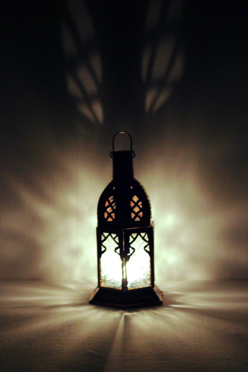 Die Glaslaterne Maruba Fes wird in Marokko von ausgewählten Künstlern hergestellt. Die Orient Laternen verzaubern Ihre Umgebung in ein Ambiente aus 1001 Nacht.