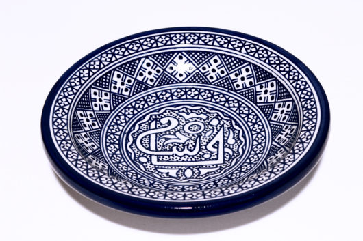 Die orientalischen Teller aus Steingut werden bei 1001 Grad zweifach gebrannt. Marokkanisches Geschirr von El-Fesi / Oriental Art Decor.