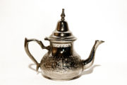 Servieren Sie Ihren köstlichen marokkanischen Pfefferminztee nur noch elegant und schick in einer traditionellen Teekanne von El-Fesi/ Oriental Art Decor. Die marokkanische Teekanne – Classic wird traditionell noch von Hand hergestellt. In rasantem Tempo wird gehämmert, gemeisselt und gelötet. Sie ist aus Messing und wird in einem Elektrolyten-Bad verchromt. Jedes Stück ist ein Unikat. Sie können die widerstandsfähige Teekanne direkt auf Ihre Gas-, Elektro- oder Glaskeramikherdplatte stellen und so Ihren marokkanischen Pfefferminztee zubereiten. Die orientalische Teekanne – Leila hat ein Fassungsvermögen von 11 dl und ist geeignet für 4 bis 6 Personen.