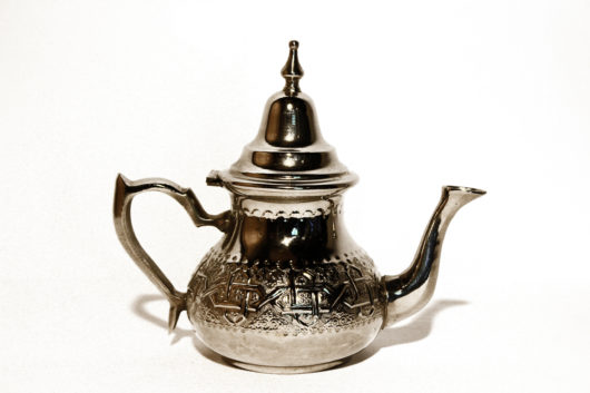 Servieren Sie Ihren köstlichen marokkanischen Pfefferminztee nur noch elegant und schick in einer traditionellen Teekanne von El-Fesi/ Oriental Art Decor. Die marokkanische Teekanne – Classic wird traditionell noch von Hand hergestellt. In rasantem Tempo wird gehämmert, gemeisselt und gelötet. Sie ist aus Messing und wird in einem Elektrolyten-Bad verchromt. Jedes Stück ist ein Unikat. Sie können die widerstandsfähige Teekanne direkt auf Ihre Gas-, Elektro- oder Glaskeramikherdplatte stellen und so Ihren marokkanischen Pfefferminztee zubereiten. Die orientalische Teekanne – Leila hat ein Fassungsvermögen von 11 dl und ist geeignet für 4 bis 6 Personen.