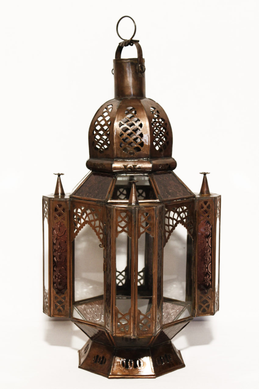 Die arabische Laterne wird in Marokko von ausgewählten Künstlern hergestellt. Die Orient Laternen verzaubern Ihre Umgebung in ein Ambiente aus 1001 Nacht.