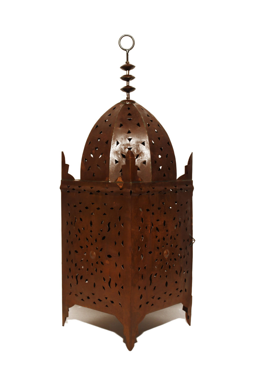Die orientalischen Eisenlaternen werden in Marokko von einem ein Mann Betrieb hergestellt. Marokkanische Handwerkskunst erhältlich bei El-Fesi / Oriental Art Decor.