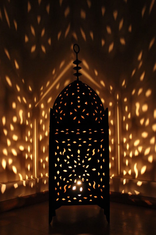 Die orientalische Eisenlaterne Fatima wird in Marokko von einem ein Mann Betrieb hergestellt. Marokkanische Handwerkskunst erhältlich bei El-Fesi / Oriental Art Decor.