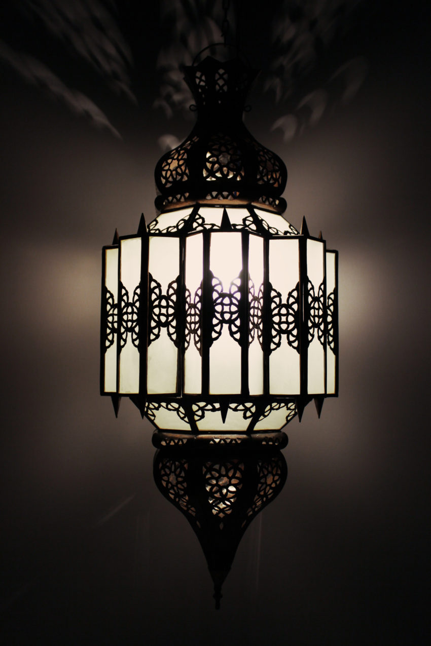 Die orientalischen Lampen werden in Marokko von ausgewählten Künstlern hergestellt. Die Orient Lampen verzaubern Ihre Umgebung in ein Ambiente aus 1001 Nacht.
