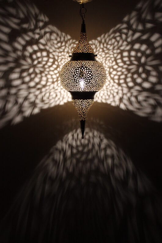 Die orient Lampe Fahime wird in Mrokko Fes wird in Marokko Fes von ausgewählten Künstlern hergestellt. Die Orient Lampen verzaubern Ihre Umgebung in ein Ambiente aus 1001 Nacht.
