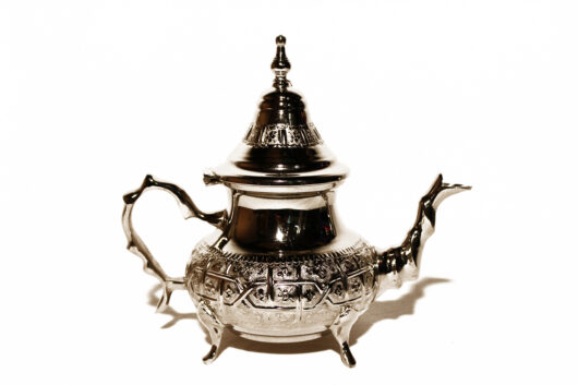 Die orient Teekanne Fatna wird in Marokko von traditionell von Hand hergestellt. Servieren Sie Ihren marokkanischen Pfefferminztee in einer Teekanne von El-Fesi.