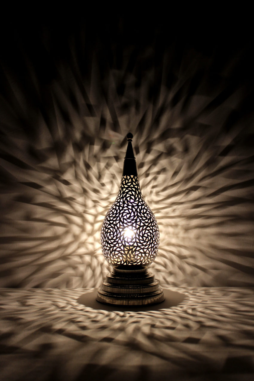 Die arabische Tischlampe Sahra wird in Marokko von ausgewählten Künstlern hergestellt. Einzigartige Tischlampen erhältlich bei El-Fesi / Oriental Art Decor.