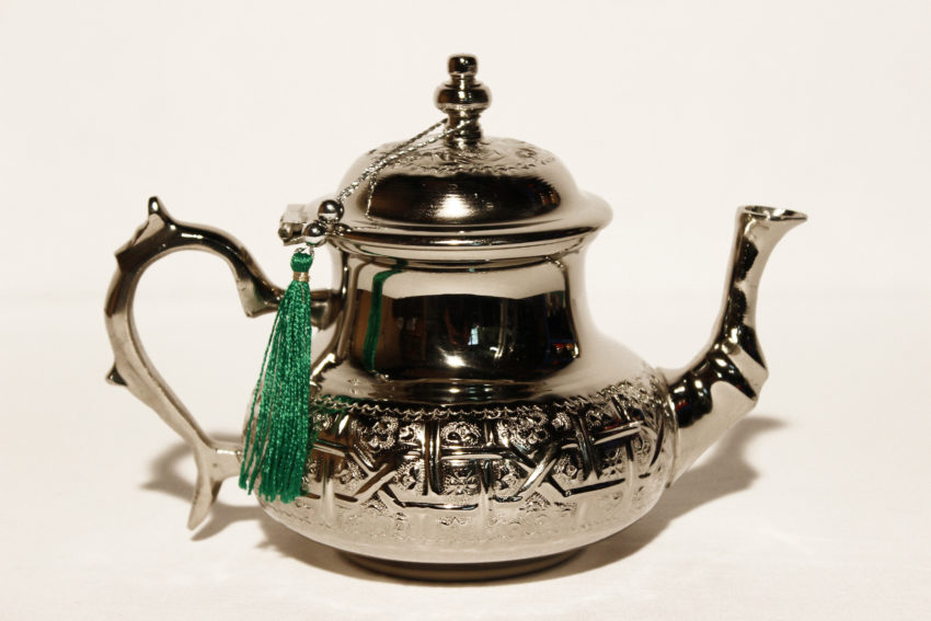 Die silber Teekanne Menena wird in Marokko traditionell von Hand hergestellt. Servieren Sie Ihren marokkanischen Pfefferminztee in einer Teekanne von El-Fesi.