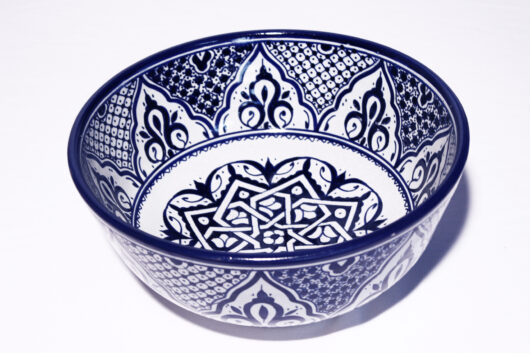 Die orientalische Schüssel Ali aus Steingut eignet sich für jede Küche. Orientalisches Geschirr von El-Fesi / Oriental Art Decor.