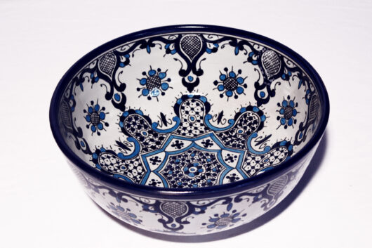 Die orientalische Schüssel Yassin aus Steingut eignet sich für jede Küche. Orientalisches Geschirr von El-Fesi / Oriental Art Decor.
