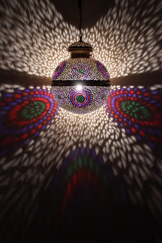 Die Orientalische Lampe Merlin wird in Marokko von ausgewählten Künstlern hergestellt. Die Orient Lampen verzaubern Ihre Umgebung in ein Ambiente aus 1001 Nacht.