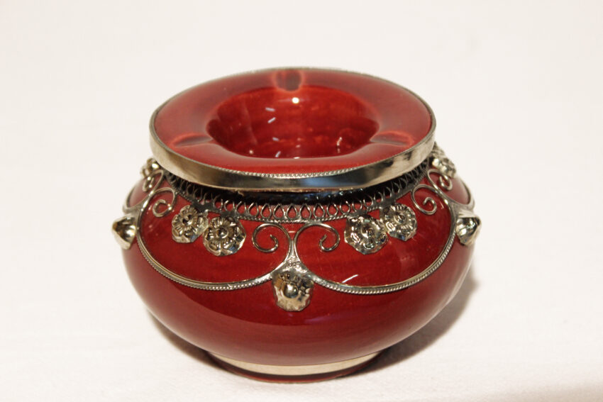 Der orientalische Aschenbecher Gross-Rot wird in Marokko von ausgewählten Künstlern hergestellt. Windaschenbecher erhältlich bei El-Fesi / Oriental Art Decor.