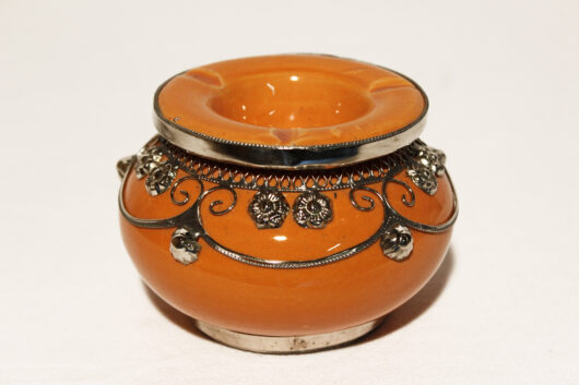 Der orientalische Aschenbecher Klein-Orange wird in Marokko von ausgewählten Künstlern hergestellt. Windaschenbecher erhältlich bei El-Fesi / Oriental Art Decor.