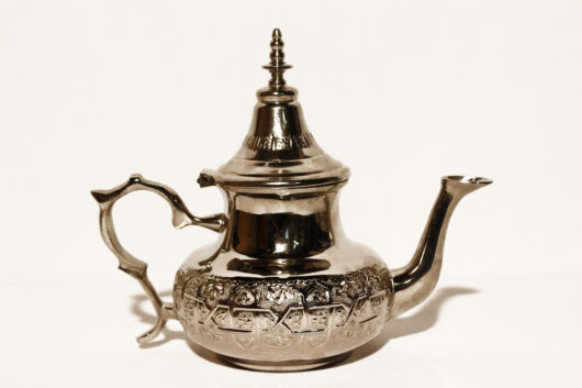 Die Teekanne Aylin wird in Marokko von traditionell von Hand hergestellt. Servieren Sie Ihren marokkanischen Pfefferminztee in einer Teekanne von El-Fesi.