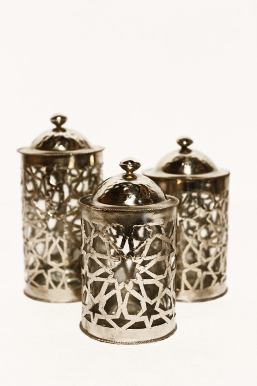 Die Orient Dosen werden in Marokko traditionell von Hand hergestellt. Bewahren Sie Ihren Zucker, Tee, Kaffee oder Gewürze in einer Vorratsdose von El-Fesi.