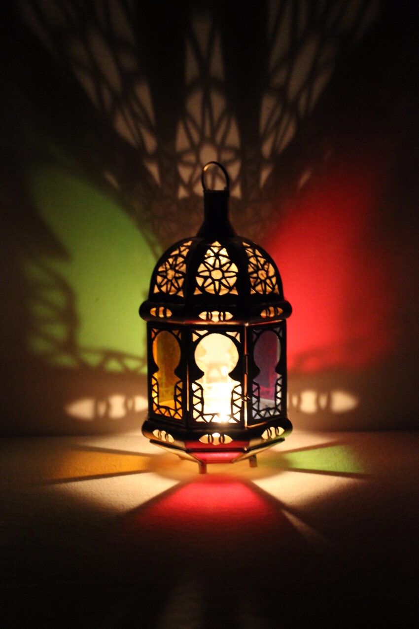 Die Messing Laterne Fes wird in Marokko von ausgewählten Künstlern hergestellt. Die Orient Laternen verzaubern Ihre Umgebung in ein Ambiente aus 1001 Nacht.