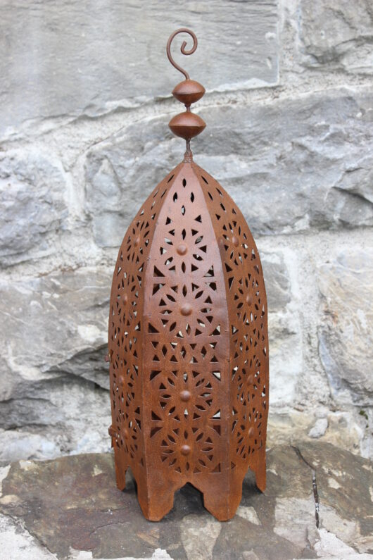 Die orientalische Eisenlaterne Amina wird in Marokko von einem ein Mann Betrieb hergestellt. Marokkanische Handwerkskunst erhältlich bei El-Fesi / Oriental Art Decor.