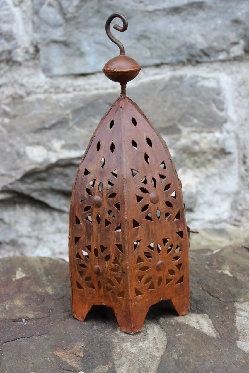 Die orient laterne Amina wird in Marokko von einem ein Mann Betrieb hergestellt. Marokkanische Handwerkskunst erhältlich bei El-Fesi / Oriental Art Decor.
