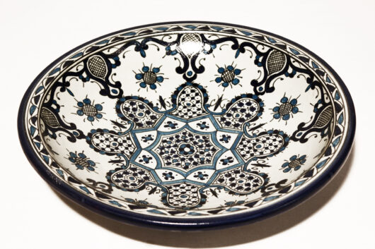 Der orientalische Teller Yassin aus Steingut wird bei 1001 Grad zweifach gebrannt. Marokkanisches Geschirr von El-Fesi / Oriental Art Decor.