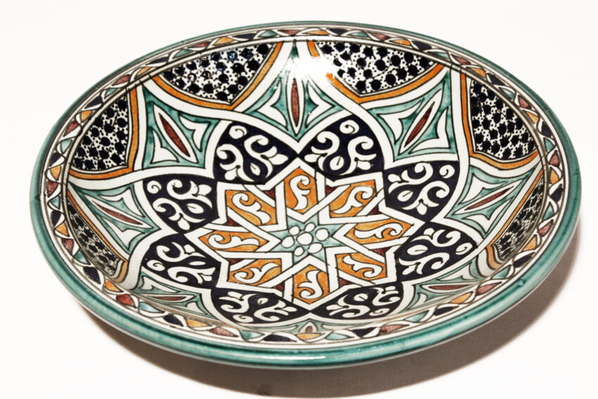 Der orientalische Servierteller Naima aus Steingut wird bei 1001 Grad zweifach gebrannt. Marokkanisches Geschirr von El-Fesi / Oriental Art Decor.