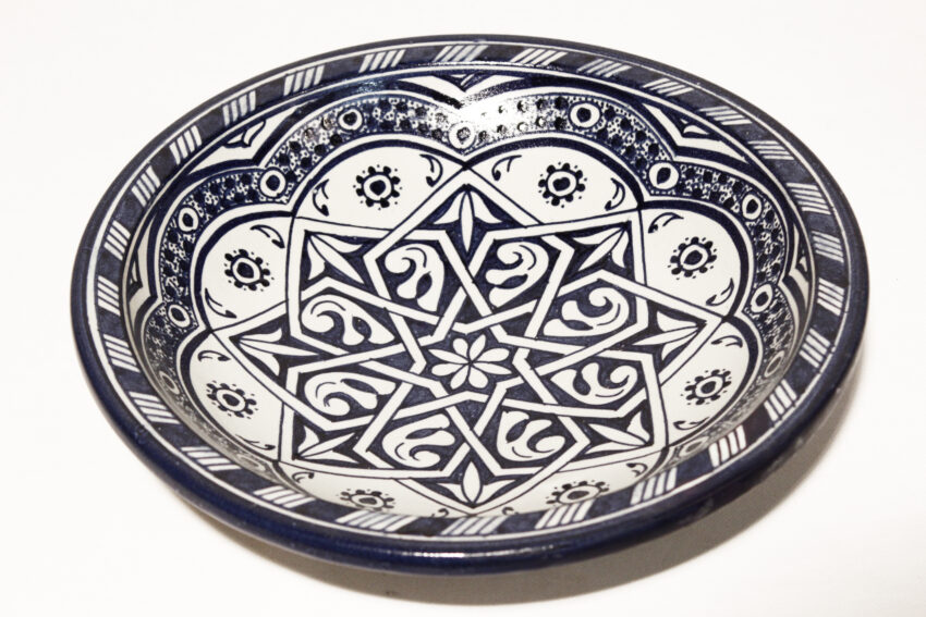 Der orientalische Teller Afia aus Steingut wird bei 1001 Grad zweifach gebrannt. Marokkanisches Geschirr von El-Fesi / Oriental Art Decor.