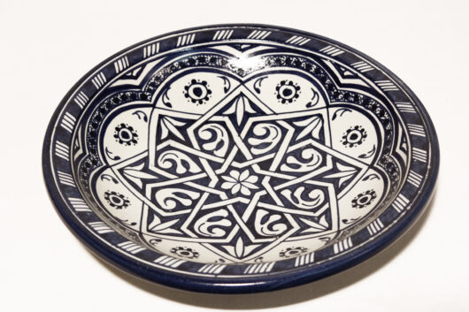 Der marokkanische Teller Maghreb aus Steingut wird bei 1001 Grad zweifach gebrannt. Marokkanisches Geschirr von El-Fesi / Oriental Art Decor.