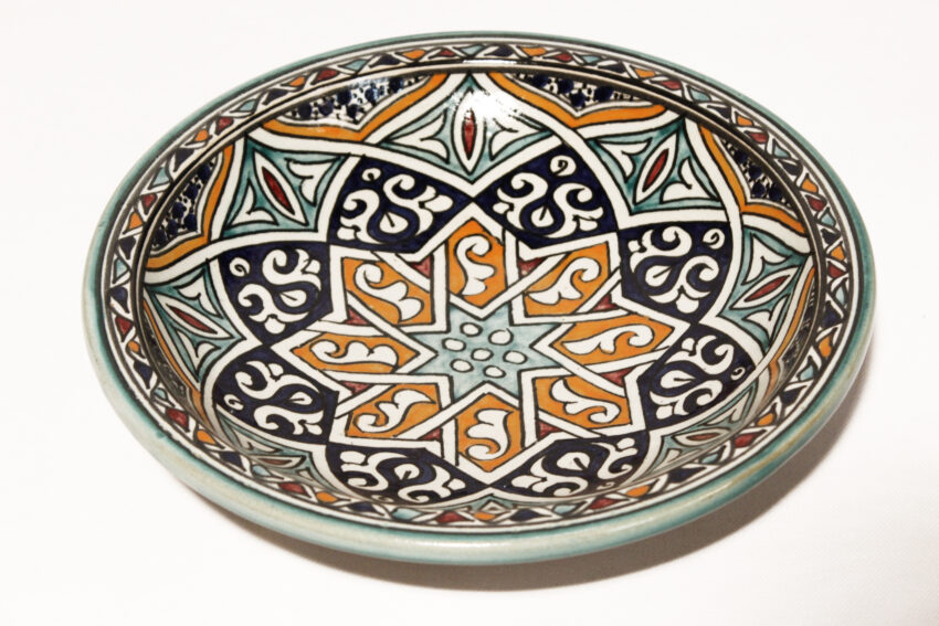 Der orientalische Teller Naima aus Steingut wird bei 1001 Grad zweifach gebrannt. Marokkanisches Geschirr von El-Fesi / Oriental Art Decor.
