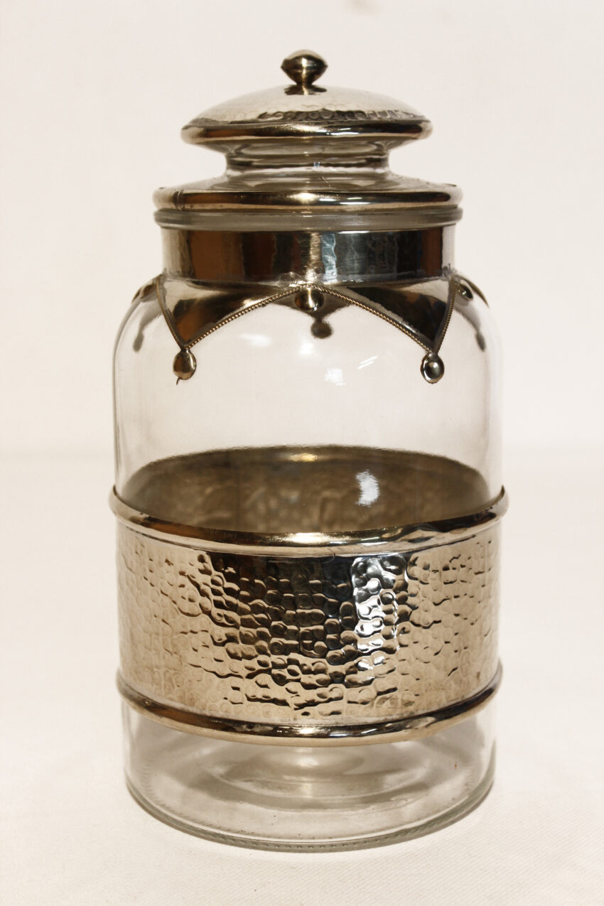 Die Vorratsdose XL wird in Marokko traditionell von Hand hergestellt. Bewahren Sie Ihren Zucker, Tee, Kaffee oder Gewürze in einer Vorratsdose von El-Fesi.