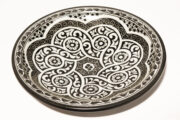 Der orientalische Teller Younes aus Steingut wird bei 1001 Grad zweifach gebrannt. Marokkanisches Geschirr von El-Fesi / Oriental Art Decor.